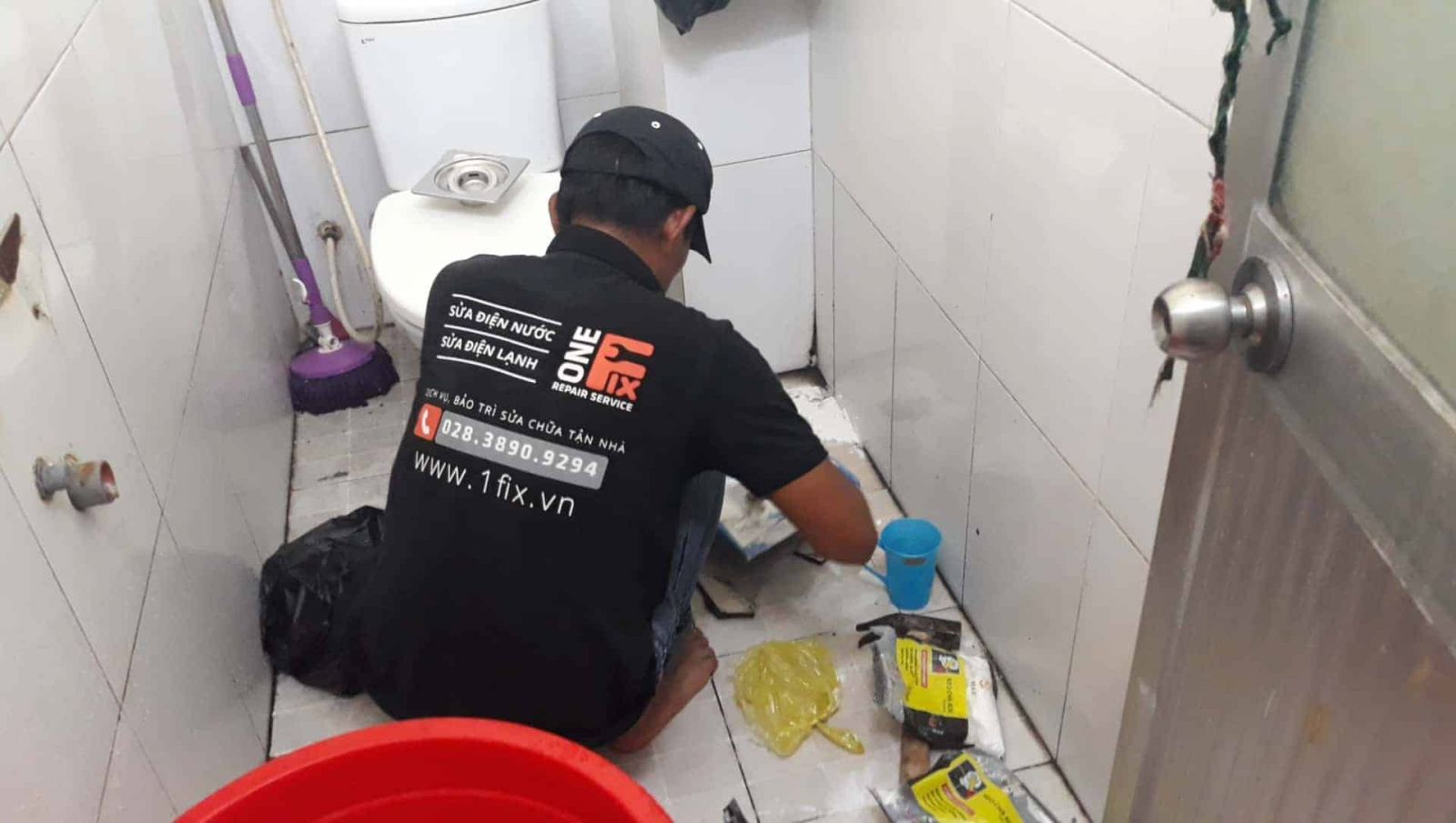 Xử l&yacute; bồn cầu nh&agrave; vệ sinh bị tr&agrave;o ngược