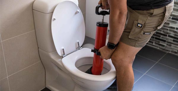 C&aacute;ch sử dụng bơm thụt th&ocirc;ng tắc bồn cầu