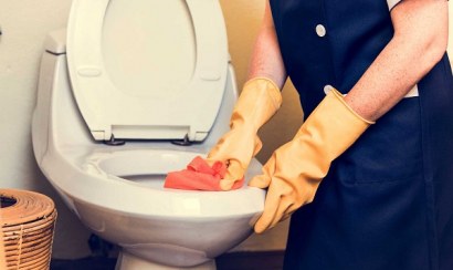 15 Cách tẩy trắng bồn cầu bị đen, ố vàng lâu ngày hiệu quả