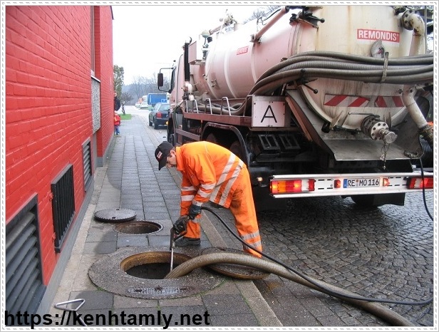 ống tho&aacute;t kh&iacute; nh&agrave; vệ sinh trong m&aacute;i nh&agrave;