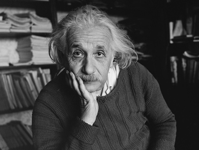 albert einstein đ&oacute;ng g&oacute;p to lớn cho vật l&yacute; học