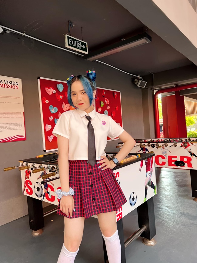 Ho&agrave;ng Việt cảm th&aacute;n với ảnh M&egrave;o Simmy trong ph&ograve;ng thu