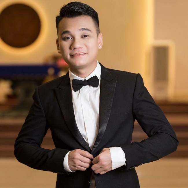 Khắc Việt khoe hai con