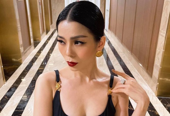 Ca sĩ Lệ Quy&ecirc;n h&aacute;t