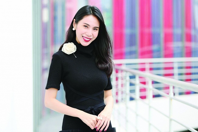 Ca sĩ Thủy Ti&ecirc;n được duy&ecirc;n d&aacute;ng
