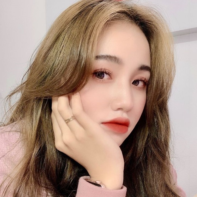 Nhung Thị với gương mặt sắt n&eacute;t