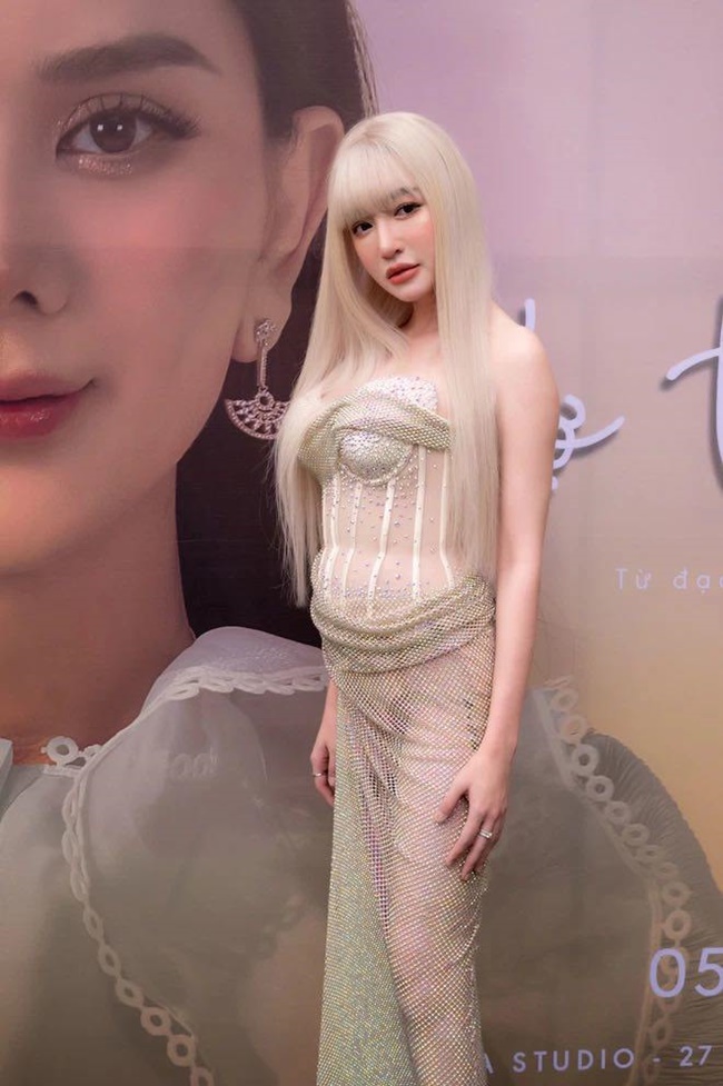 Elly Trần nóng bỏng.