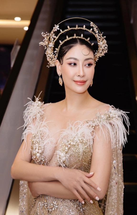 Hà Kiều Anh xinh đẹp trong độ tuổi 40