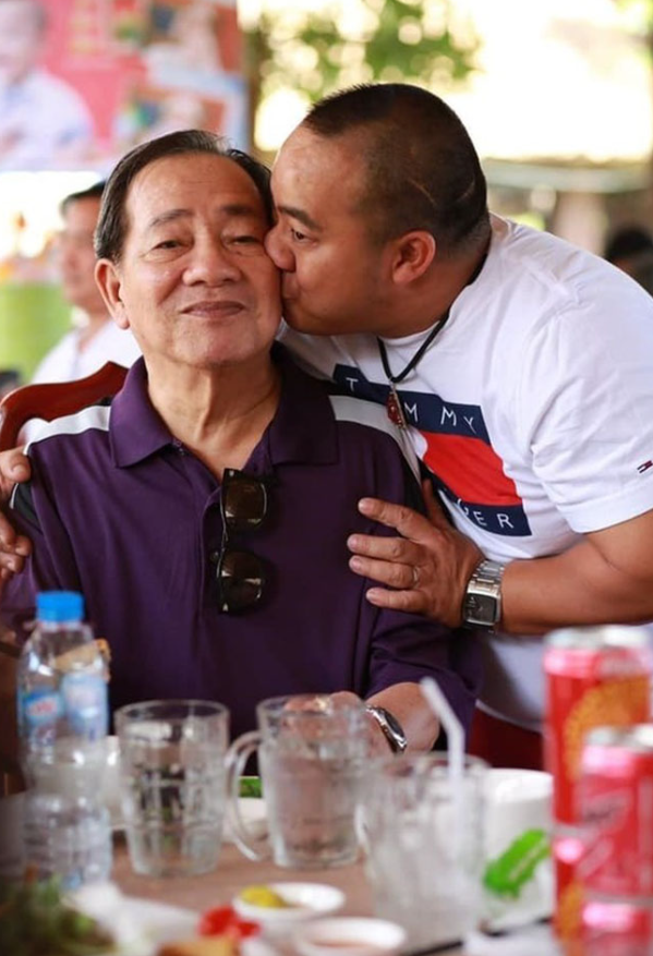 Hiếu Hi&ecirc;n b&ecirc;n bố m&igrave;nh