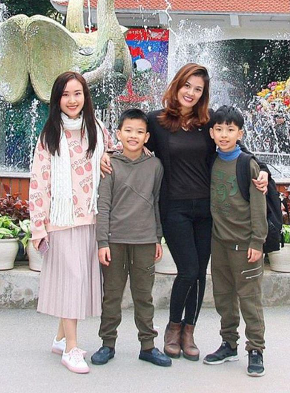 Gia đ&igrave;nh diễn vi&ecirc;n Hoa Th&uacute;y