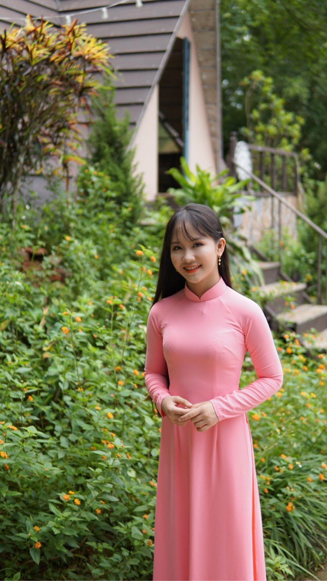 Ca sĩ Kim Chi tr&igrave;nh b&agrave;y ca kh&uacute;c Hạ Thương