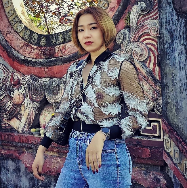 Lý Bích Châu đi uống cafe.