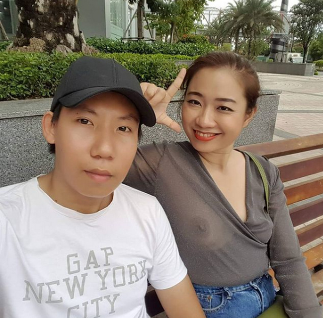 Lý Bích Châu đi chơi với bạn.