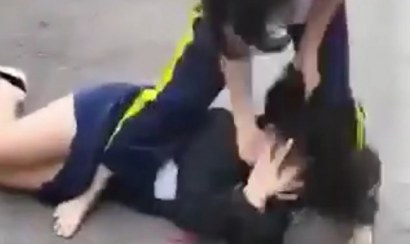 Clip nữ sinh lớp 7 bị đánh hội đồng lột quần áo ngay trên cầu