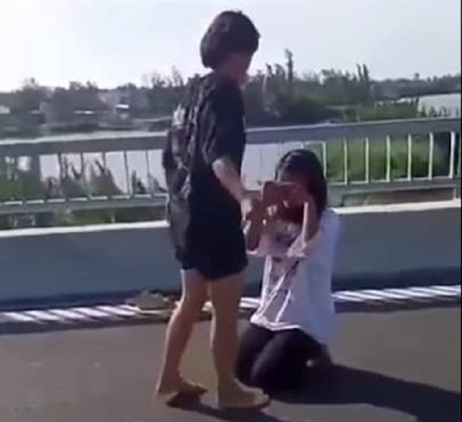 Nữ sinh lớp 7 bị đ&aacute;nh lột đồ