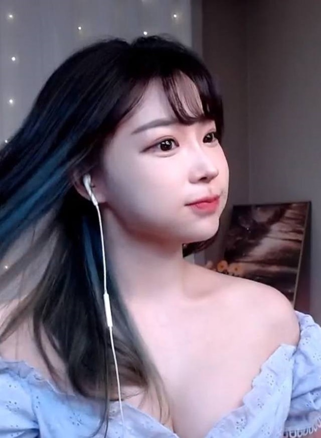 Streamer Rakong lộ clip ảnh n&oacute;ng