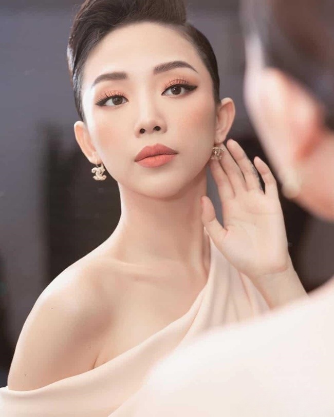 Ca sĩ T&oacute;c Ti&ecirc;n khi gặp biến cố