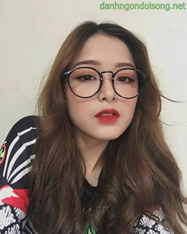 Ảnh g&aacute;i xinh t&oacute;c ngang vai 2k9