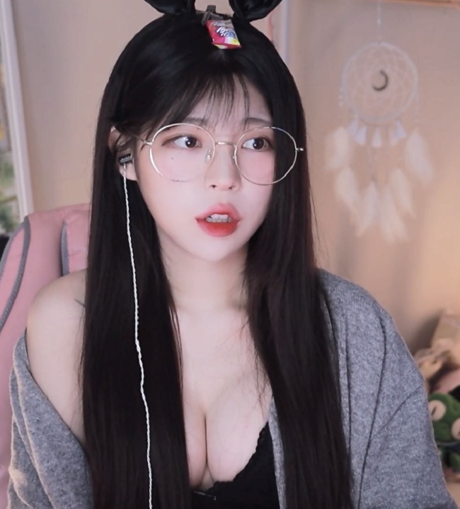 streamer kim yudi thả rông lộ vòng 1 14
