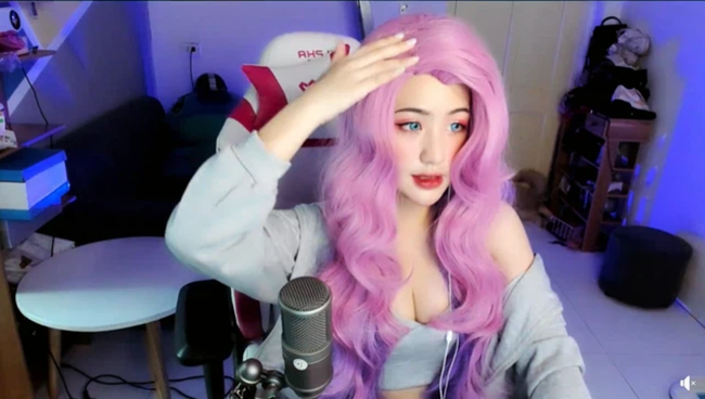nữ streamer khoe vùng nhạy cảm trên livestream 4