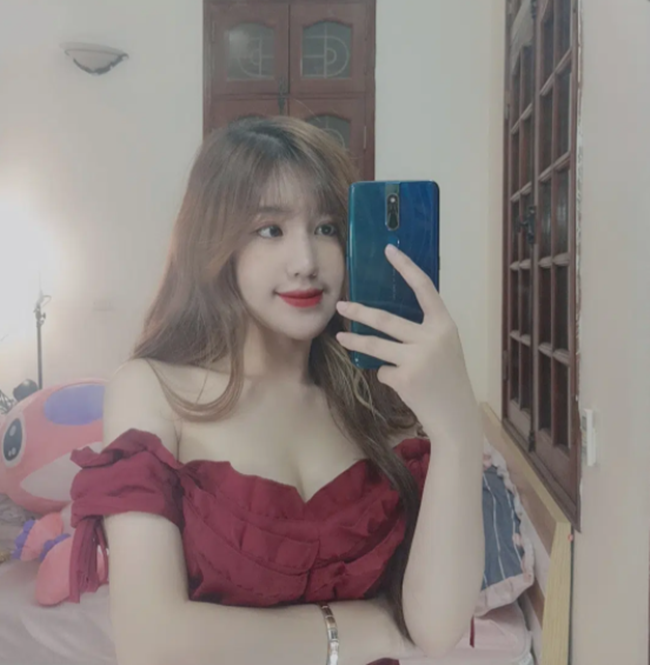 nữ streamer khoe vùng nhạy cảm trên livestream 14