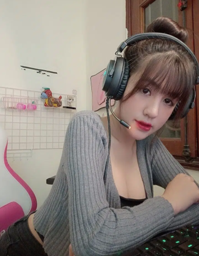 nữ streamer khoe vùng nhạy cảm trên livestream 13