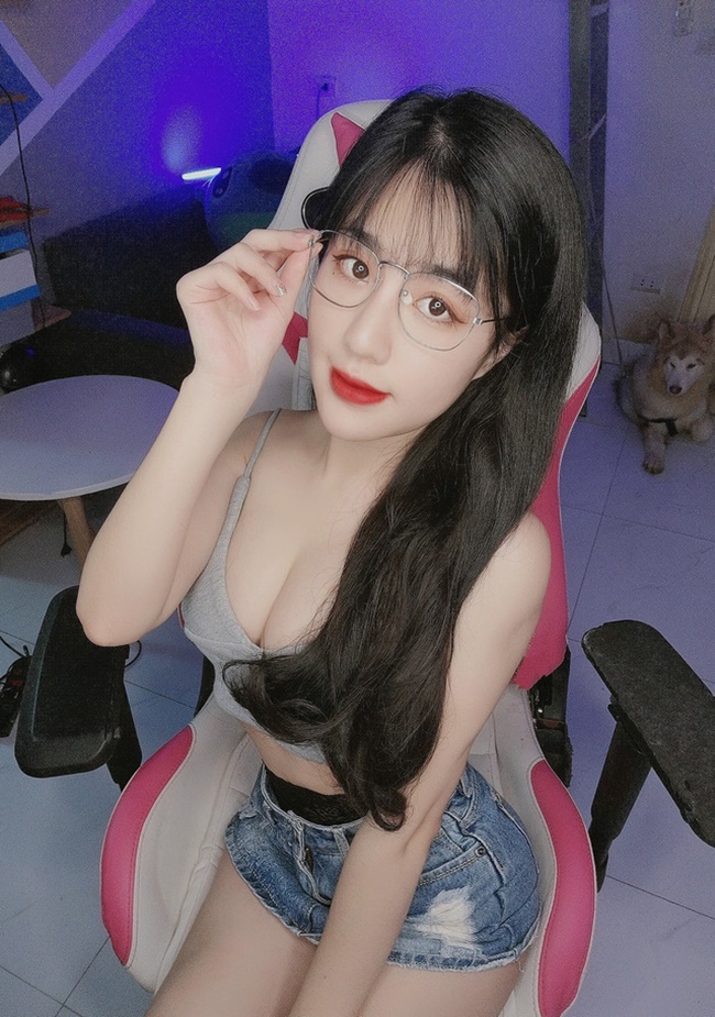 nữ streamer khoe vùng nhạy cảm trên livestream 3