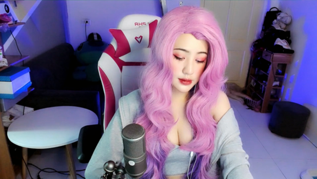 nữ streamer khoe vùng nhạy cảm trên livestream 8