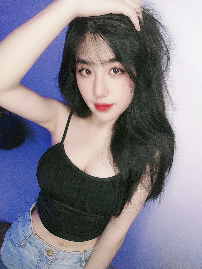 nữ streamer khoe vùng nhạy cảm trên livestream 12