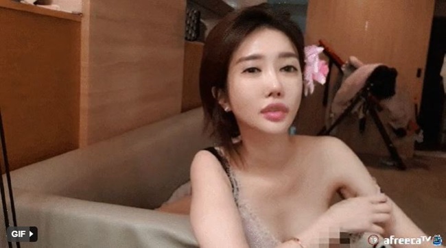 streamer kiki lộ vòng 1 trên livestream 3
