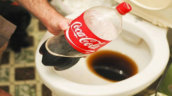 Giải cứu bồn cầu bị tắc nghẹt bằng Cocacola
