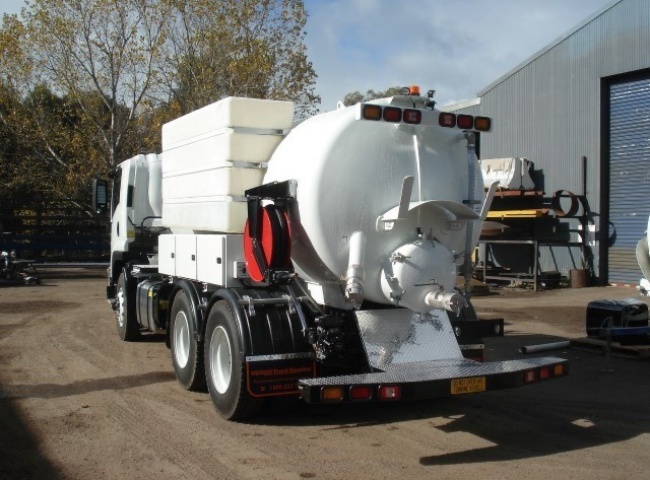 Thợ r&uacute;t hầm cầu huyện H&oacute;c M&ocirc;n thực hiện quy tr&igrave;nh theo ti&ecirc;u chuẩn