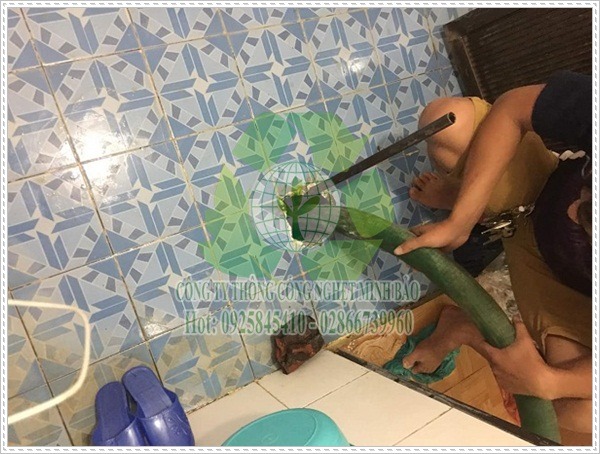 Thi c&ocirc;ng th&ocirc;ng cống nghẹt.