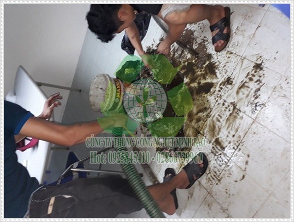 Cống tho&aacute;t nước bị nghẹt.