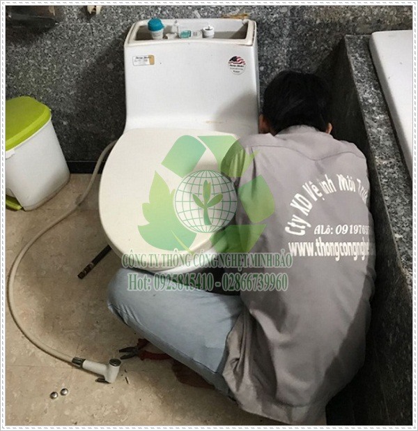Sửa chữa cống tho&aacute;t nước bị nghẹt.