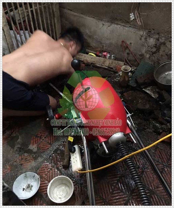 Thi công rút hầm cầu.