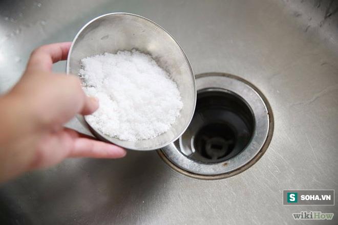c&aacute;ch th&ocirc;ng cống nghẹt đơn giản, Cứ đổ 1 cốc muối xuống cống đi, đừng c&oacute; tiếc,